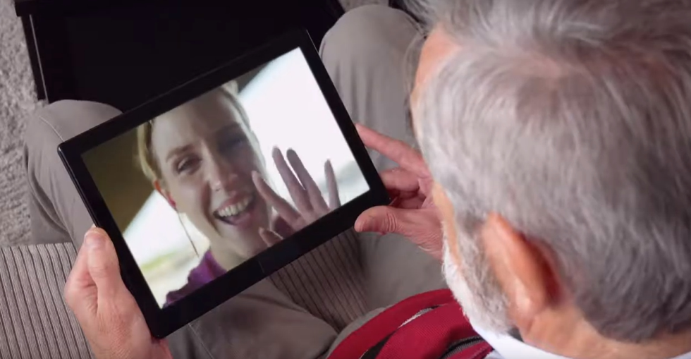 Amare a distanza, un video per invitare a stare accanto agli anziani durante l'emergenza